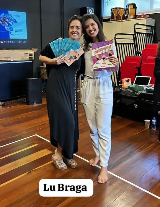 Lua Lordelo em encontro com a autora Lu Braga, ambas segurando seus livros